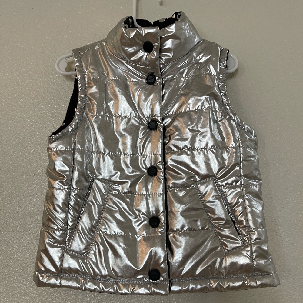 ReversibleURBAN REPUBLIC snapbutton puffervest w pockets 3t. Like new condition.